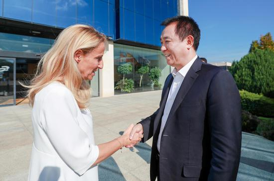  安通林副董事长María Helena Antolin迎接许家印一行