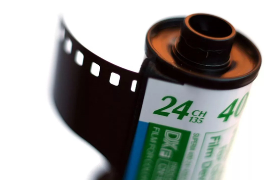 胶片似乎已经远离大家的生活很久了 现在使用胶片拍照的主要是部分摄影爱好者&nbsp;&nbsp;图片来自Wikipedia@Andrew Hutton HuttyMcphoo