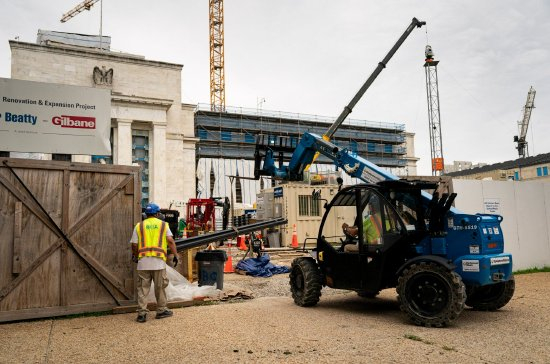 2025年7月21日，华盛顿的Marriner S． Eccles联邦储备大楼正在施工中