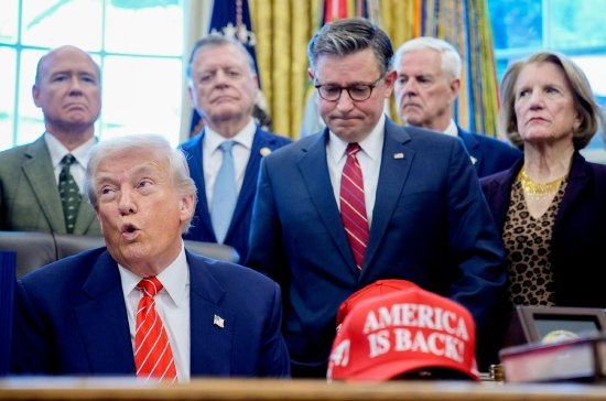 总统唐纳德特朗普与众议院议长迈克·约翰逊及国会参众两院其他共和党议员共同出席2月3日的法案签署仪式并发表讲话