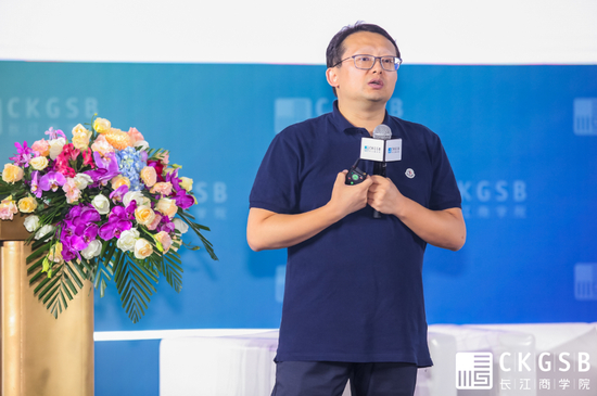 高思教育集团创始人、董事长兼CEO，长江EMBA校友须佶成