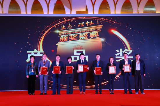 复旦大学保险研究所所长徐文虎教授，中南财经政法大学保险研究所所长刘冬姣教授为获奖产品颁奖