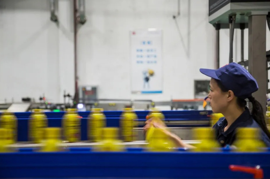 饮料厂的车间生产线。/图虫创意