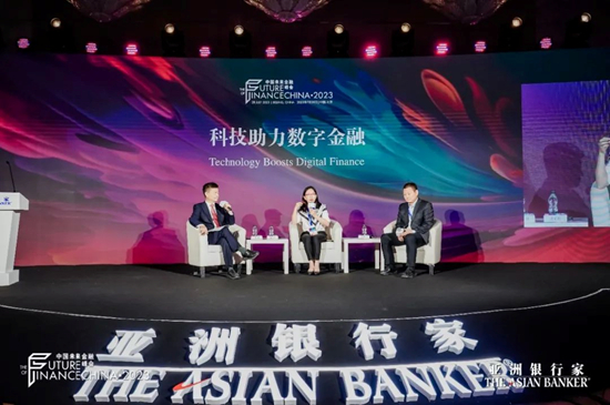 从左至右：胡捷、张荣燕、赫建营