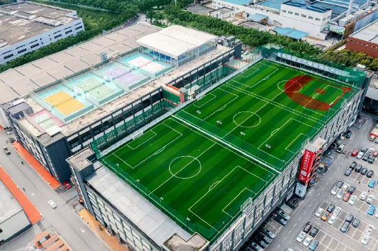（万虎创意产业园的屋顶足球场和网球场）