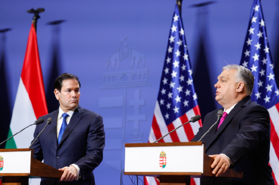 2月16日，鲁比奥（左）与欧尔班于布达佩斯。