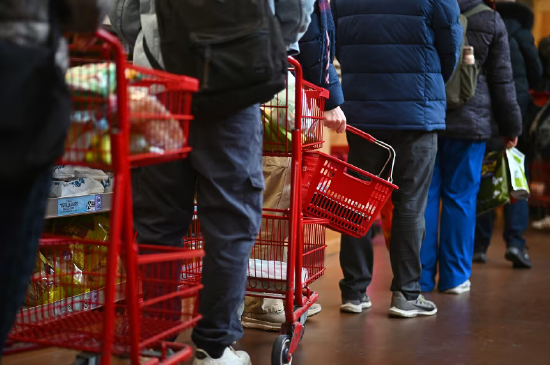 纽约上东区一家杂货店，人们排起长队。