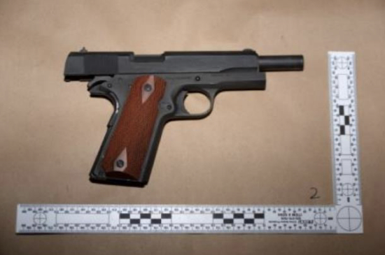 被告被捕时所持有的武器之一。