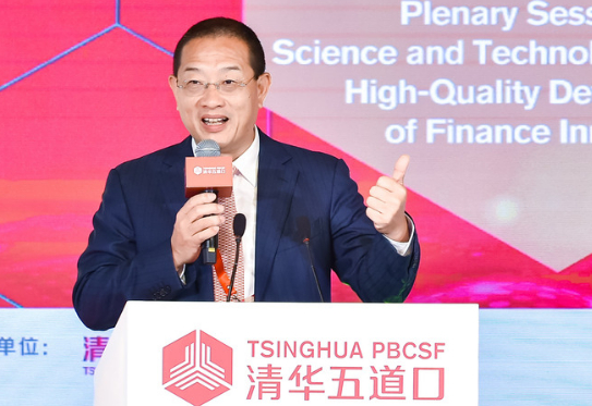 上图为华控清交信息技术（北京）有限公司董事长张旭东出席并发表演讲。