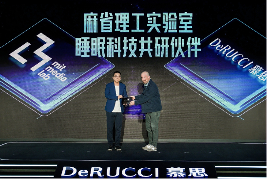 教授Zach Lieberman（扎克·利伯曼）活动现场为慕思授牌