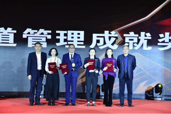 阳光人寿保险股份有限公司助理总裁刘兆龙，招商局仁和人寿保险股份有限公司副总经理陈赣洪为获奖者颁奖