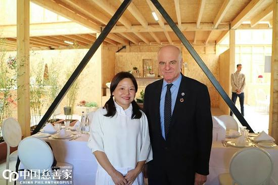 何巧女与联合国秘书长2030年议程可持续发展和气候变化特别顾问纳巴罗先生（右）