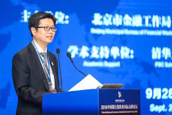 图为中央财经大学保险学院院长李晓林