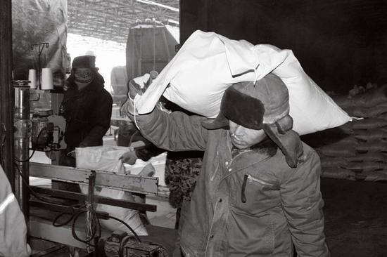 　　上世纪80 年代，列车换装全靠人力，一列散装化肥运输车，五六十人不停歇地工作，都要六个小时才能完成换装