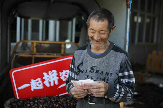 图说：湖北大洪山板栗通过拼多多大卖，农户喜笑颜开