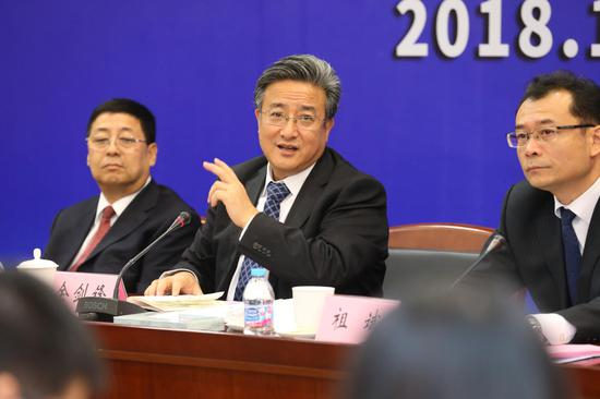 图为中核集团董事长、党组书记余剑锋。（中）（图片来源：新浪财经）