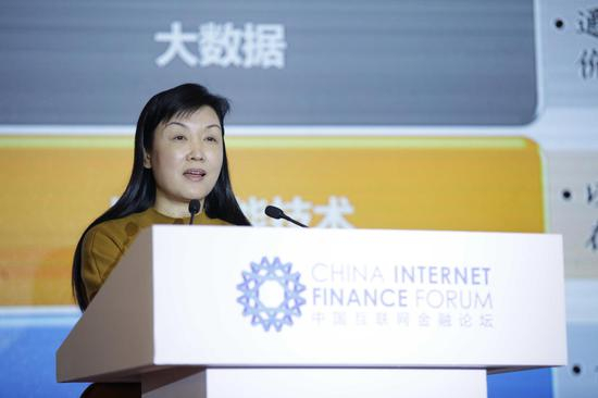 图为中国银河金融控股董事长李梅