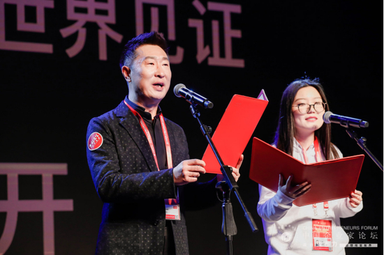 著名演员林永健、乡村医生驻点队员马怡骅朗诵《你向我们走来》
