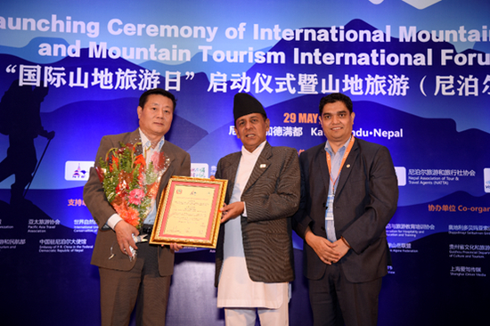 尼泊尔文化、旅游和民航部副部长莫汉·克里希那·萨普科塔为国际山地旅游联盟颁发感谢证书