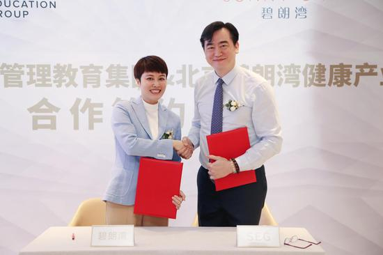 图为：阮宜玲女士与朱俊伟先生在签约仪式现场。