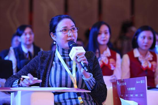 赵均馨在2018年大赛总决赛中点评选手表现