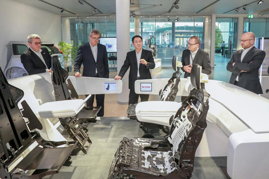  许家印一行参观考察博泽智能座椅系统