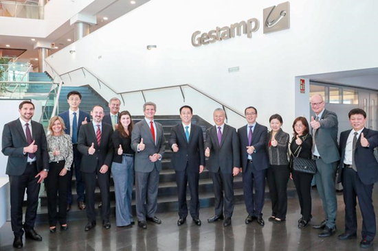 许家印一行与海斯坦普高管合影