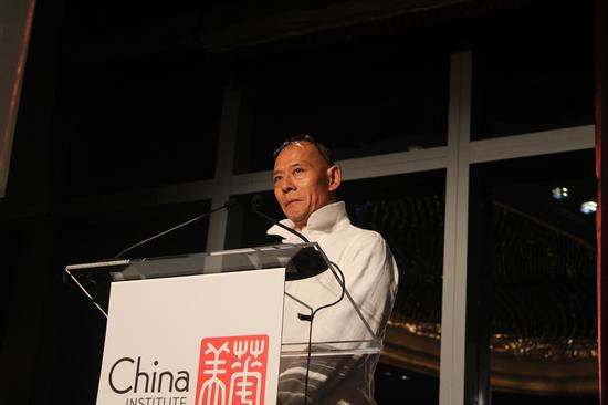 图为张洹获得“青云奖”并发表获奖感言