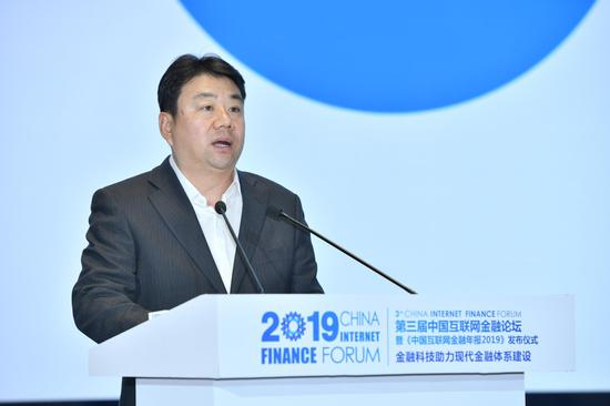 西城区政府党组成员、副区长李异
