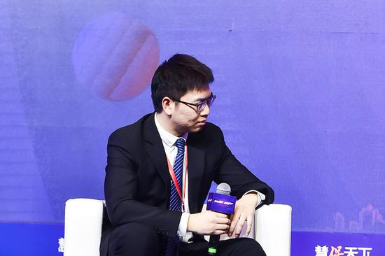 国泰君安非银金融行业首席分析师 刘欣琦 主持圆桌对话