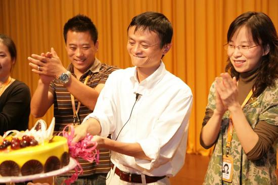 　阿里铁军庆祝宴（左二为李立恒）