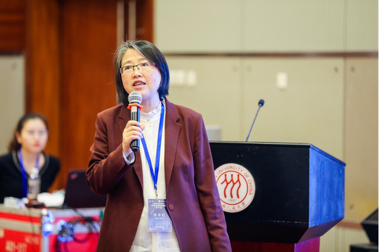 涂永红主持圆桌会议