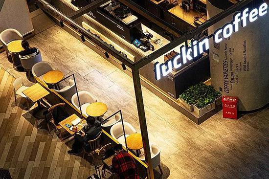 2020年5月20日，上海市闵行区虹桥机场瑞幸咖啡。（摄影：范剑磊）