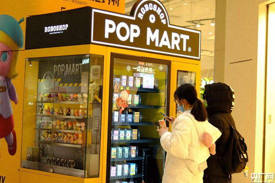 玩家在泡泡玛特自动售卖机前进行选购（央广网记者 王启慧 摄）