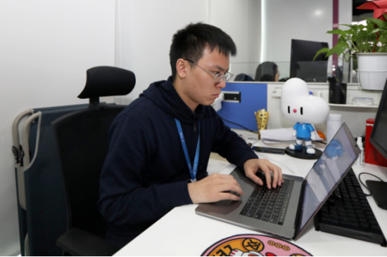 ▲林巍不是一个普通的“码农”，他是一位AI训练师，目前任职于深圳乐信，一家国内领先的新消费数字科技服务商。