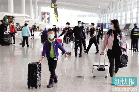 ■市民在白云国际机场准备出行。（资料图）