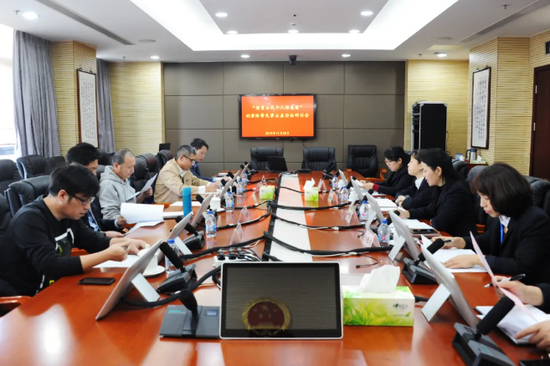 上海市宝山区检察院就一起侵犯公民个人信息刑事附带民事公益诉讼案召开专题研讨会。林中明 程玲 摄