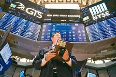 全球交易员目不转睛紧盯屏幕 周五遭抛售的美股料迎来震荡开市