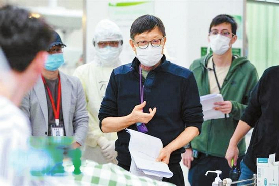 &nbsp;导演刘伟强在《中国医生》片场。