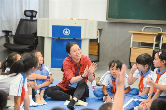 中山大学深圳附属学校大学导师潘大为教授为学生们带来《幸福与一百岁》哲学课。