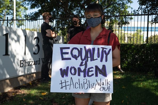 民众在动视暴雪总部门前举行抗议活动