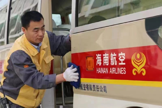 图|海航太原基地机组车驾驶员让保障车辆干干净净