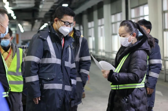 图|赵翔龙向党支部递交入党申请书