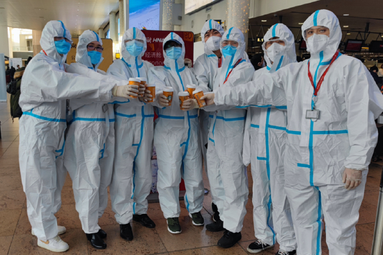 图|身穿防护服在机场保障的布鲁塞尔办事处团队