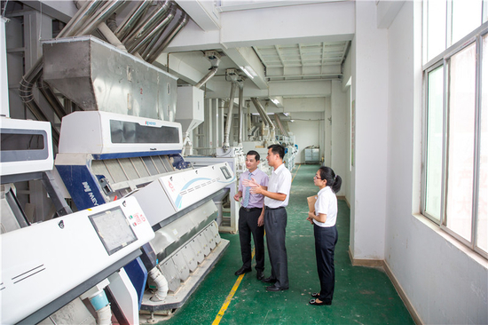 ▲ 农行辽宁分行客户经理在企业生产车间了解生产经营情况&nbsp;（图片来源：农业银行官方微信号）