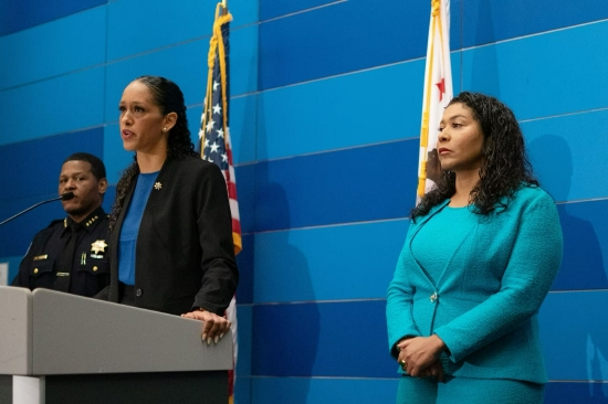 （从左至右为旧金山警察局长、检察官和市长）