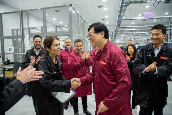 （杨元庆在联想自有的巴西PC工厂）