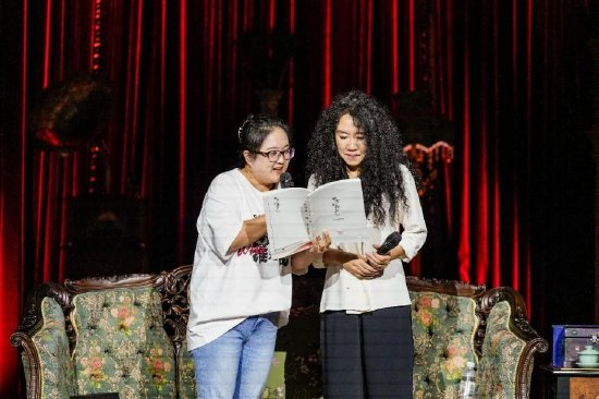 粉丝代表向导演赠送来自读者的“留言簿”