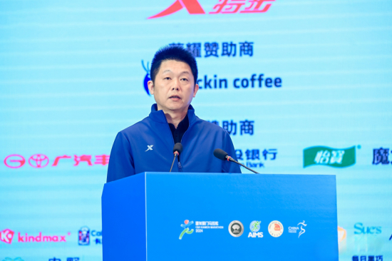 图注：特步（中国）有限公司大特事业部联席CEO、产品系统总裁王家业出席2024厦门马拉松赛新闻发布会。