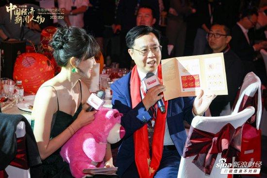 叶国富获选中国经济新闻人物（2023-2024） 李光斗现场送礼物“求合作”